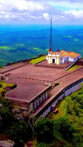 Uma vista celestial da imponente Igreja da Serra da Piedade, em Caete-MG. Aprecie a grandiosidade desta construção histórica, aninhada nas alturas da serra, como um guardião de fé e beleza. Uma perspectiva aérea que revela a magnitude arquitetônica dessa joia religiosa, envolta por paisagens deslumbrantes. Contemple a harmonia entre a imponência da igreja e a natureza exuberante ao seu redor. Um momento único para apreciar a fé, história e a magia que envolvem a Igreja da Serra da Piedade, um tesouro inestimável de Minas Gerais. ⛪️🚁⛰️ • #drone #dji #djimavicpro #djiminise #dronephotography #dronestagram #dronelife #dronepilot #dronephoto #fotografia #videoshoot #photo #djimini2 #viagens #brasil #minasgerais #viagem #bh #cidadehistorica #igreja #estradareal #droneoftheday #cachoeira #caetemg #droneviajante #igrejasemfoco #institutoestradareal #estradareal #caete #serradapiedade