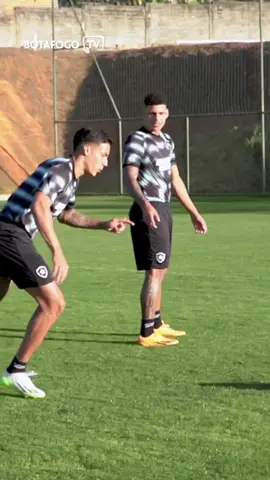 Pra felicidade do Carlos Alberto, o Luís Henrique tá de volta! 🤣💪🏾 #VamosBOTAFOGO #Amizade #FilhosDeFrancisco #Futebol #Gol #Skills 