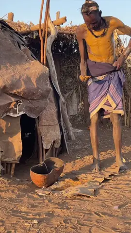 A man from the Dassanech tribe painting his body #shorts #omovalley #ethiopia
