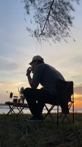 Outdoor Coffee ☕️🏝 #coffee #coffelover #outdoorcoffee #coffeetime #brewingcoffee #coffeegrinder #dripcoffee #travelcoffee #campingcoffee #coffeeaesthetic #coffeevibes #sea #kopihitam #kopiindonesia #indonesia #exploreindonesia #camping #travel #nature