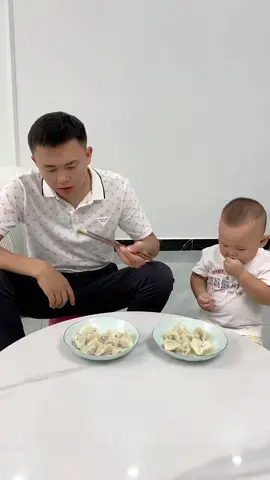 测试一下不给妈妈吃饺子，西米什么反应，果然是妈妈的暖心皮夹克 #爸爸带娃 #人类幼崽成长记录 #妈妈的皮夹克也挺暖