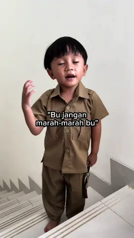 Jangan ilangin lagi sendalnya nanti ibu marah 😭  O iya ini sendal dari @Havaianas Indonesia #newhavaianasclog #havaianasindonesia #madeinbrazil #designedforafreelife  Jangan lupa cek showcase dan aktifkan kode kupon HVRUBY5  dapatkan diskonnya 5% 🥰 #rubyfain 