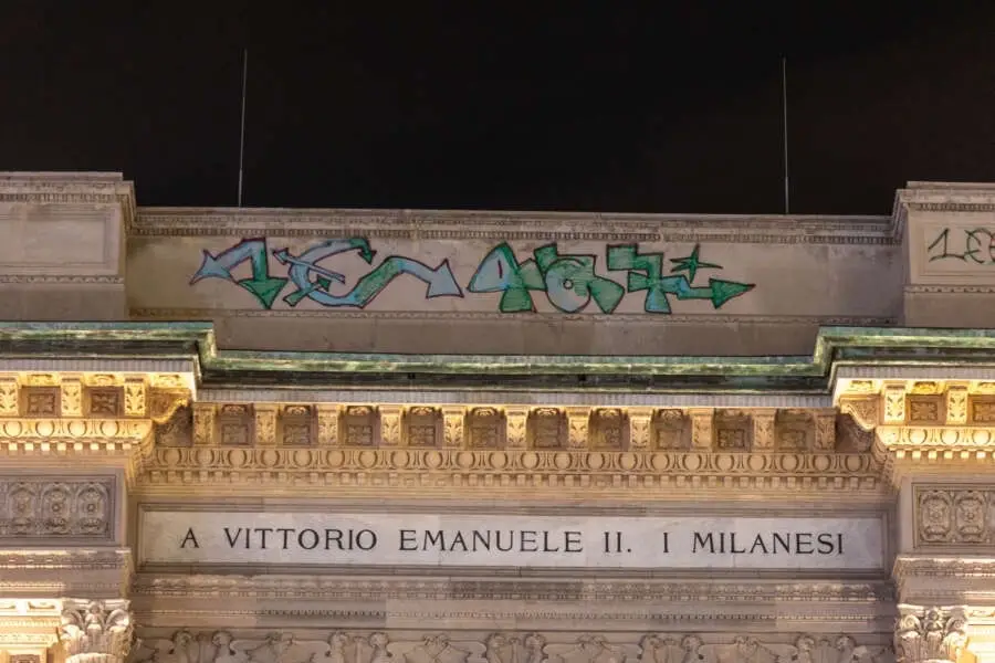 Three of them, all dressed in black holding three spray cans. Madness on Monday 7 August evening in Piazza Duomo in Milan, where three writers vandalized the top of the Galleria Vittorio Emanuele, the parlor of the Milanese capital. As the video posted on the Milanobelladadio Instagram page shows, they left their signatures just above the entrance vault of the Gallery with green and black paint. The local police and firefighters were on the spot, who then climbed up with a ladder truck to check the damage. #piazzaduomo#milan#milano#fyp#perte#graffiti#vergogna 