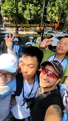 Estrangeiro na China 😂🇨🇳 Isso não acontece sempre, mas é bem comum! Aqui você pode saber como é a sensação de ser famoso kkk Os chineses são muito receptivos e simpáticos 🥰 #EstrangeironaChina #China #VidanaChina 