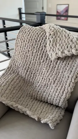 Make a baby/toddler chunky knit blanket with me! #SmallBusiness #chunkyknitblanket #chunkyblankettutorial #blankettutorial #handknitbkanket #diyblanket #diydecor #fingercrochet #smallbusinesstiktok #fyp 