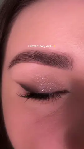 Glitter Foxy eye ✨ | rate this look 0-10 🤎 ————— @lancomeofficial Hypnôse mascara  @yslbeauty crushliner 1  @kyliecosmetics the bronze palette  @makeuprevolutionpolska x Nath „day palette” (glitter)  @lashmeuppl Give it 2 me  {współpraca z lokowaniem produktu}  #eyemakeuptutorial #foxyeyes #glittermakeup #kobietylancome #lancomepoland 