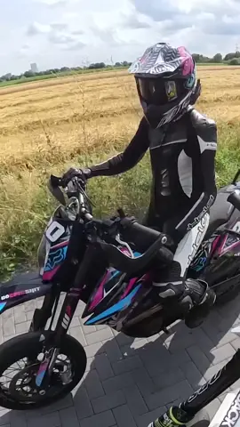 Kurze Pinkelpause  #davidbost #motorrad #gehtsteil 