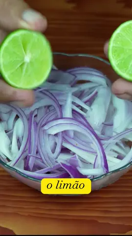 Salada Refrescante para secar rápido 🥗🏃‍♀️ . Clique 2x na tela se também ama saladinha 🥒🍋 Mande para uma amiga que gosta de receitas fit! . Ingredientes: 1 pepino grande 1 cebola roxa 1 limão pequeno Azeite Vinagre Sal Pimenta do reino Orégano 1 lata de atum Cheiro verde Modo de preparo: 1️⃣ Descasque e corte o pepino no meio, fatiando-o bem fininho. Coloque-o em uma vasilha. 2️⃣ Corte a cebola roxa ao meio e depois em tiras finas. Adicione à vasilha. 3️⃣ Corte 1 limão pequeno, esprema o suco sobre a cebola e pepino, adicione uma pitada de sal, misture e deixe pegar sabor por 10 minutos. 4️⃣ Prepare um molho com azeite, uma colher de vinagre, sal, pimenta do reino e orégano. Misture bem e reserve. 5️⃣ Em uma vasilha, adicione o pepino, a cebola, o limão, uma lata de atum, cheiro verde picado e o molho preparado. 6️⃣ Misture tudo e sirva essa salada refrescante! . Créditos: acocinarencasa-ttk . #receitasaudavel #salada #pepino #receitacaseira #receitafacil