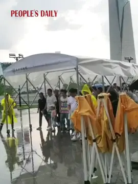 Pouring outside? No problem! Staff at Changsha Museum got creative and turned a tent into a giant mobile umbrella to help keep visitors dry. #China #chinesetiktok 