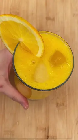 Suco amarelo delicioso  Ingredientes: - 2 laranjas  - 1 manga  - 1 limao  - pedras de gelo  Bater muito bem e depois coar e fica uma delícia 😋 #ReceitaFácil #receitasimples #receita #suco #sucoamarelo 