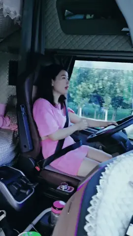 nữ tài xế xinh đẹp #LearnOnTikTok #xetai #laixe #xecontainer #thinhhanhtiktok #xecontainer 