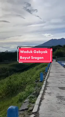 Waduk Gebyar atau sering juga disebut masyarakat sekitar dengan sebutan Waduk Bayut. Waduk tersebut terletak di Desa Jambean , Kecamatan Sambirejo , Kabupaten Sragen. Waduk Gebyar tersebut berlatar belakang keindahan Gunung Lawu. Waduk Gebyar tersebut akhir – akhir ini ramai dikunjungi oleh para pengunjung pecinta fotografi maupun hanya sekedar selfi. Selain tempatnya yang nyaman dan sejuk juga disajikan dengan adanya pemandangan langsung dari Gunung Lawu.  Saat cuaca cerah , pesona keindahan Gunung Lawu yang terletak di tenggara waduk akan memantulkan jelas di permukaan air waduk. Selain itu , waduk tersebut juga memiliki bentuk yang unik yaitu hampir menyerupai bentuk hati. Sudah pernah kesini belum guysss? 😁 Video by IG arumbayu_  📍Waduk Gebyak Bayut Sragen  #wisatasragen #exploresragen #pesonasragen #wadukgebyar #sragenhits