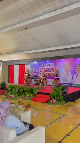 Bantul Career Expo 2023 sudah dibuka, diikuti oleh 35 perusahaan dari berbagai sektor dengan jumlah lowongan pekerjaan 4.000 orang. Acara ini diselenggarakan di Pendopo Widhiwadhana Kompleks SMKI Indonesia dari 8-10 agustus 2023. #bantulprojotamansari #bantul #pemkabbantul #kabarbantul 