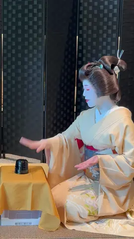 ⛩ ⁡ ⁡ 📍KYOTO , JAPAN 🇯🇵 ⁡ Geisha and room experience(guardian deity of seafarers ships)🤍🩵 ⁡ She is a geisha from Kyoto⛩ 富津愈 ♡ Her name is Tomitsuyu. She's a geisha who can speak English 👀✨️👏 She is very beautiful and has good communication skills. They are special geiko who make everyone happy.She has posted a YouTube video introducing the flower district of Kyoto.Please check it out ✅ ⁡ お座敷遊びの1つ金毘羅ふねふね！♡ こちらの芸妓さんは京都の花街では初となる「バイリンガル芸妓」として活躍している芸妓さん、富津愈（とみつゆ）さん 🙆🏻‍♀️💗🪭  富津愈さんがいらっしゃるだけで、周りの雰囲気が 暖かくなり、とっても素敵な方でした🌼 ⁡ ⁡  ┈┈┈┈┈┈┈┈┈┈┈┈┈┈┈┈┈┈┈┈┈ ＃京都#kyoto#卫豆  #Japan #japantravel  #japantrip  #japanfood  #japanlife  #出雲観光大使 #出雲 #photography  #naturephotography #gionmatsuri #gionmatsurifestival #komachiodori