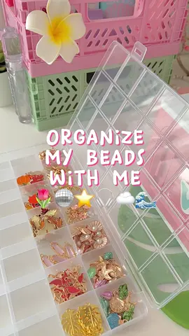 Going to make some necklaces!💕🫶🏻 #organizemybeads #organize #beads #withme #charms #viral #preppy 