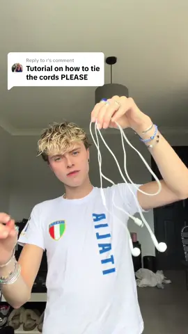 Replying to @r How to not get earbuds tangled!! Idk why I look so concerned in this😭