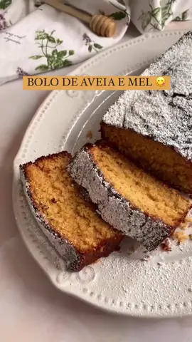 Bolo de aveia e mel! Zero açúcar e também pode ser zero glúten e lactose se você optar por uma farinha de aveia sem glúten e o leite vegetal!  Ingredientes 📝 - 3 ovos - 1/4 de xícara de óleo  - 3/4 de xícara de mel -1/2 xícara de leite (opte pelo vegetal) - 1 e 1/2 xícara de farinha de aveia - 1 colher de fermento em pó  Me conta se gostou 🥰 Siga para mais dicas e receitas ❤️ #bolo #bolofit #bolofitness #bolodeaveia #bolozeroacucar #zeroacucar #semacucar #semgluten #zerogluten #zerolactose #semlactose #lanchesaudavel #lanchedatarde #cafe #cafesamanhasaudavel #alimentacaosaudavel #alimentacaoequilibrada #saude #bemestar 