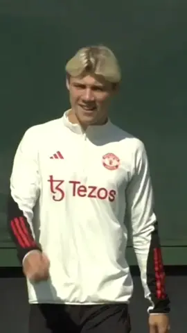 Rasmus Hojlund training for the first time 🔴 #rasmushøjlund #manchesterunited #mufc #manutd #PremierLeague #pl #football #Soccer #fy #fyp #foryou #xyzbca 
