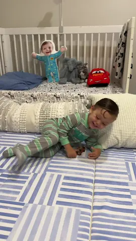 Amando fuerte nuestro Tumbling Mat de @the House of Noa 😍 Es el modelo Hadley en color french blue ❤️ #toddlersoftiktok #momlife #kidsbed #cribtotoddlerbed #toddlertok #toddlermom #toddler #MomsofTikTok #latinmom #mamalatina #latinmomsoftiktok #bilingualkids #fypage #toddlermama 