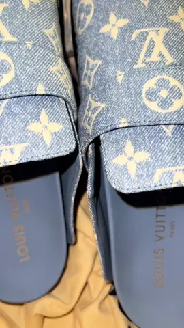 💙🤍💙🤍💙🤍💙🤍 #fyp #foru #unboxing #unbox #louisvuitton #lv #cosyflatcomfortclog #shoeoftheday #luxury #louisvuittonclogs #clogs 