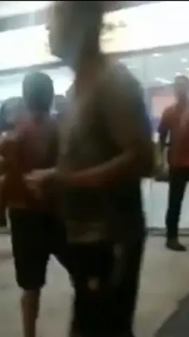 paí desesperado tenta socorrer a filha baleada #news #noticias #criminal #noticia 