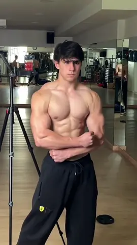 Youngster  #gymaddict #aesthetic #physique #fitnessbro #gymbro #muscular #workoutmotivation #musclelove 