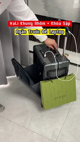 Sang trọng lịch lãm với 2 màu đen trắng Size 20 phù hợp với du lịch 3-5 ngày hoặc đi công tác . Mục đích bạn mua vali là gì hãy để tôi tìm kiếm sản phẩm phù hợp nhất với bạn #valikhungnhom #valikhoasap #xuhuong 