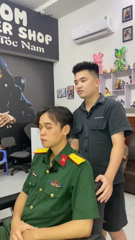 Thay đổi kiểu tóc Cho chú bộ đội🕊️🕊️🫡🫡🫡🇻🇳🇻🇳#tombarbershop#xuhuong#hair#fyp #sidepart 