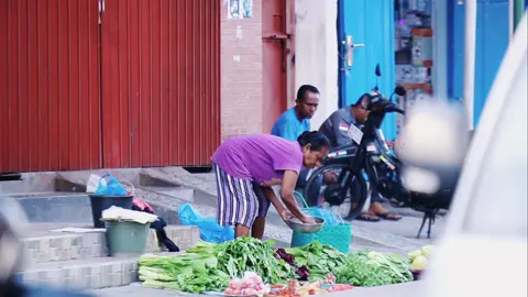 Di dunia ini ada manusia yang jarang mengeluh, tak berkata walaupun lelah, dia akan terus bekerja demi kebutuhan anak anaknya. dan dia adalah IBU #sehatselaluibu #larantuka_story🌅  #storywa #larantuka_florestimur #videostreet #cumastorytktok 