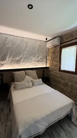Proceso de roca artificial realizada con mortero. Una decoracion moderna para esta habitacion, que encaja perfectamente con el estilo rústico de la casa  #decoracionenpiedra #rusticdecor #concrete #decoracioninteriores #artificialrocks #revestimento #antesydespues 