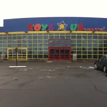 #toysrus #spirithalloween #makup #halloweenstore #fyp #foryoupage #spirithalloweenstore #halloween #store #halloweenmakeup #abandontoysareus #Abandonstore #foryoupage #halloweenseason #spirit #emptybuilding