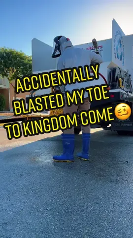 Blasted my TOE off cleaning🥴 #trashbincleaning #garbagebincleaning #garbagecancleaning #trashcancleaning #fail 