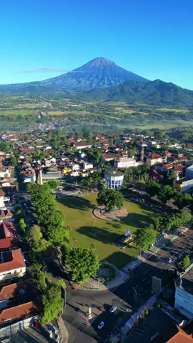 Gunung sumbing kokoh berdiri di belakang alun alun kota magelang #magelang #drone #explore #indonesia #fyp #fypシ #fy #video #tiktok 