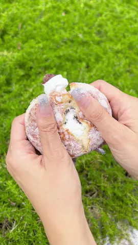 何個も食べたくなるクリームドーナツ！見た目も可愛くて手土産にぴったり！イートインも出来るのでランチなどで利用するのもおすすめ！ （店名） ・ブールアンジュ （住所） ・福岡市博多区博多駅前2-20-1 （営業時間） ・平日7:30〜21:00 ・土日祝8:00〜20:00 （定休日） ・不定休 ◉クリームドーナツ　300〜400円 #福岡グルメ #TikTokグルメ #旅行 #ドーナツ 