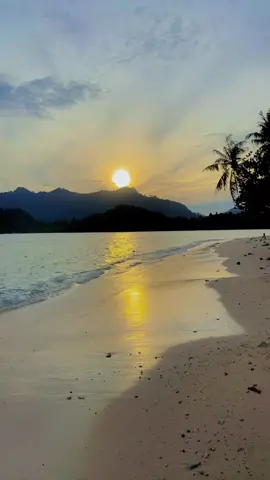 Pagiku cerah, matahari bersinar 🌞 #traveling #sunrise #wonderfulindonesia #pagang #pagangisland #sumbar #sumbarrancak 