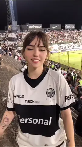 Torcedora do Olimpia. Flamengo x Olímpia #flamengo #olimpia #torcedora #paraguay #brasil 