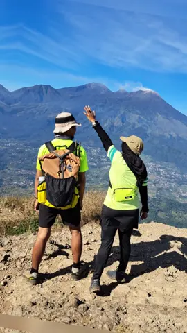 Dilarang mendaki Suami ❎️ Mendaki ditemani Suami ✅️ #fyp #mendakigunung #Hiking #ultralightbackpacking #trailrunning  #penanggungan #pendakian #been equipment 