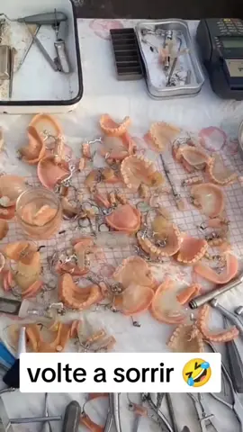 Bom Dia 🙏🌹 Pensou Comércio Forte, pensou FEIRA DA MARRETA, em Goiânia-GO Eis aqui, uma das suas Atrações. Dentaduras a Partir de (2,00) Reais. Vendemos também (Dentes a Granel) O Vendedor manda um Recado as Viúvas recém Enviuvadas: 《Traga as Chapas do Finado, que Eu Compro》 😁 Obs: Vende, e Vende Bastante... Maurício #feiralivre #feiras #comércio #negocioproprio #Dentaduras #protese #qualidadegarantida #dentistasbrasil #saudepublica #goianiagoias #goianiagoiasbrasil🇧🇷💃 #Noticia 