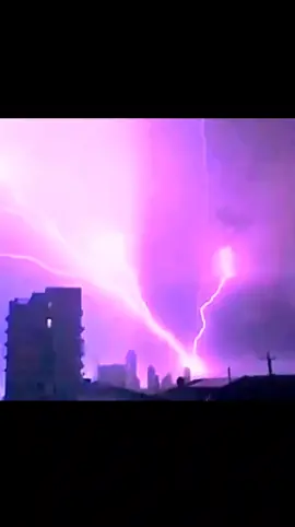 The strongest lightning strike in the world! ⛈️⚡