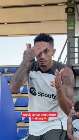 Gotta apply that sunscreen before training☀️ #fcbarcelona #barça #barçaontiktok #deportesentiktok #football #tiktokfootballacademy #raphinha #araujo 