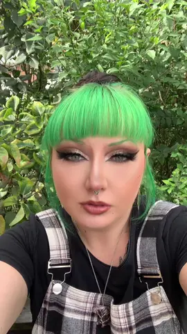 #alternativegirl #gothgirl #greenhair #fyp #midsize #plussize #makeup #mua #beauty #colorfulhair #egirl #chubbyqueen #emo #emogirl #mom #MomsofTikTok #altmom #gothmom #lipsync #elderemo #lipsyncaudios 