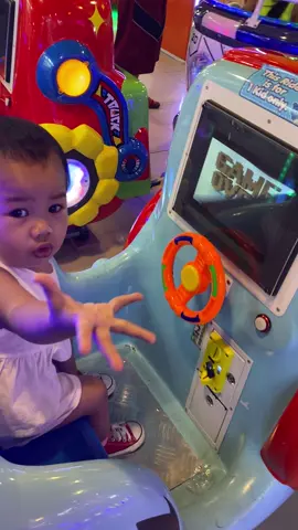 This 2 year old knows how to insert coins already 😄 #star #astraeadanaea #2 #two #babiesoftiktok #arcade #tomsworldph #fypシ 