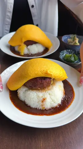 巨大ハンバーグと半熟オムレツで作るふわとろハンバーグオムライス🍳 とろとろ濃厚な卵と濃厚チーズ、肉肉しいハンバーグの相性がばっちりでおいしすぎるしボリュームあるのに値段もお手頃だった！ 📍福岡久留米「馳走おがた」 #福岡グルメ #福岡ランチ #久留米グルメ #fukuoka #japanesefood #egg 
