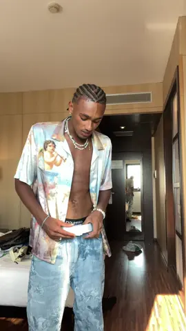Grwm to go out in Milan  🇮🇹 #lifeofkofi #milan #cernucci #offwhite #dior #jordan1 #lv #louisvuitton 