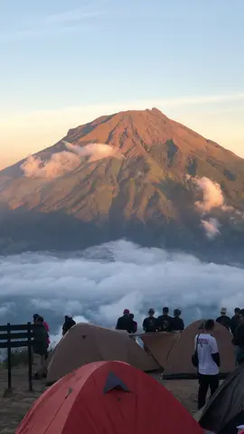 Lupakan dulu masalah hari ini. Gunung Sindoro 3153 MDPL  Via Kledung Jawa Tengah  Indonesia 🇮🇩 #sindoroviakledung #gunungindonesia #gunung #exploreindonesia #wonderfulindonesia #gnfi #sindoro #sumbing #explorewonosobo #exploretemanggung #explorejateng #temanggung #wonosobozone #pendaki #pendakicantik #pendakiindonesiaid 