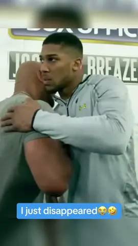 Kevin Hart disappears behind the rock and Anthony Joshua😭🤣 #anthonyjoshua #therock #dwaynejohnson #kevinhart #funnymoments #comedian #fyp #skysports #foryou #ukbanter 