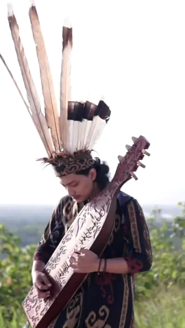 Indonesia Pusaka (Sape' Cover by Alif Fakod) Rasa cinta terhadap negeri ini dilantunkan melalui suara melodi kemerdekaan dengan dawai Kalimantan.  Selau dan akan terus bangga menjadi Indonesia 🇮🇩  #melodikemerdekaan2023 #indonesiapusaka #indonesiapusakacover #hutri78 #Kalimantan 