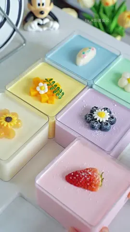 🔥10分钟搞定㊙️搅一搅就成功，梦幻彩虹奶冻||超好吃的梦幻彩虹奶冻来啦！一次解锁6种口味，入口即化，奶香浓郁，整个制作过程仅需10分钟就搞定，再放冰箱冷藏凝固就可以吃啦！ 1⃣️抹茶奶冻、2⃣️海蓝奶冻、3⃣️草莓奶冻、4⃣️芒果奶冻、5⃣️蓝莓奶冻、6⃣️茉莉乌龙茶奶冻 #好吃的春游路线  #笔记灵感 #我的烘焙日常  #一人食吃什么 #奶冻 #甜品烘焙秘方 #你最喜欢哪种口味的奶冻？ 