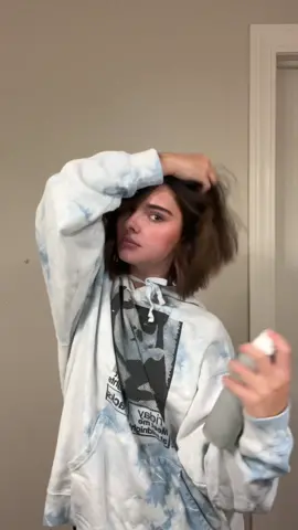 i just curled my hair for the first time at this length and took the time to play around with how i like it so i’ll make a tutorial for this look next time i curl my hair 🫶🏼 it literally took me 15 minutes 🤭 #hairtok #shorthair #shorthairstyles #shorthairtips 