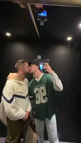 😘😘🫂 #couplegoals #lgbtq #gay #LoveIsLove #foryou #homosexuales #homo #lgbt #pourtoi #fyp #retrouvaille #calin #kiss #community 